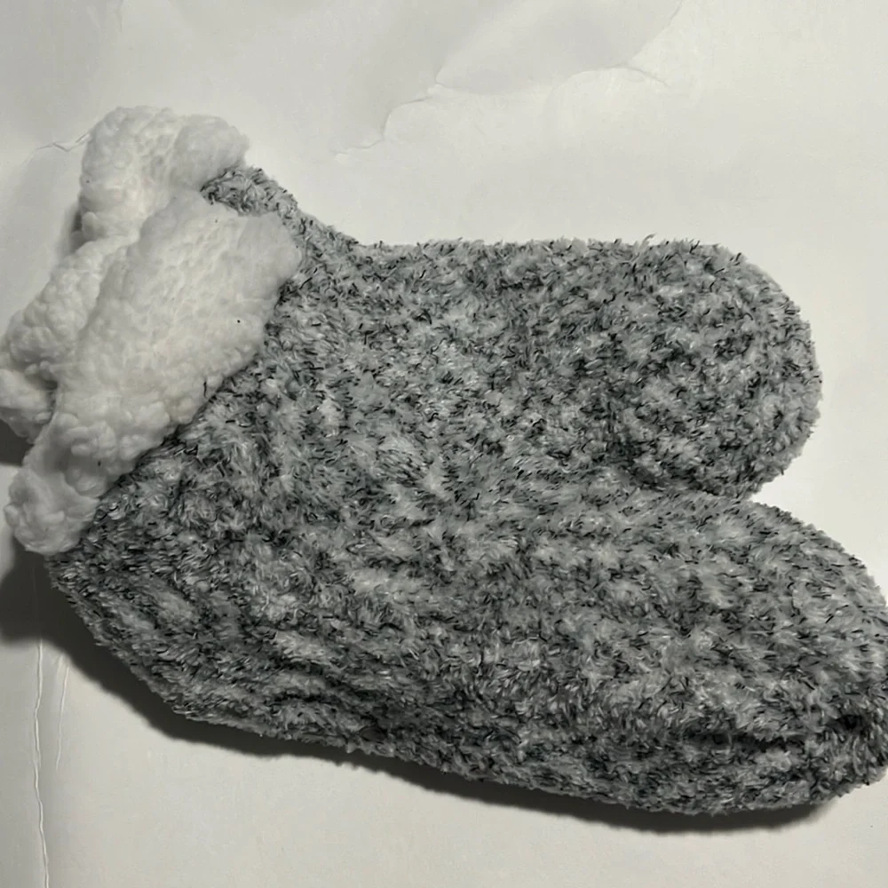 NWOT fuzzy non-slip over the ankle slippers